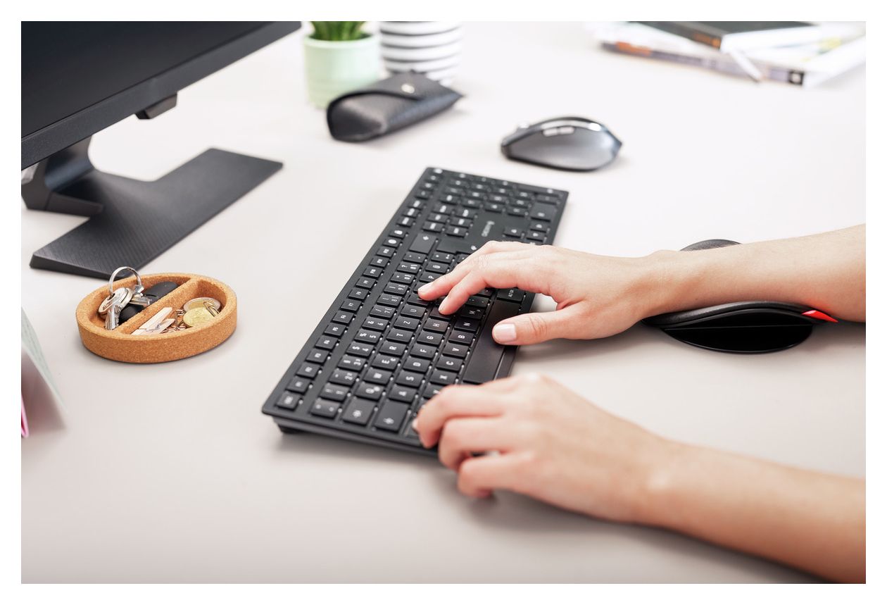 KW9100 Slim Universal Tastatur RF Wireless + Bluetooth 2.4 - 2.4835 GHz  (Schwarz) 