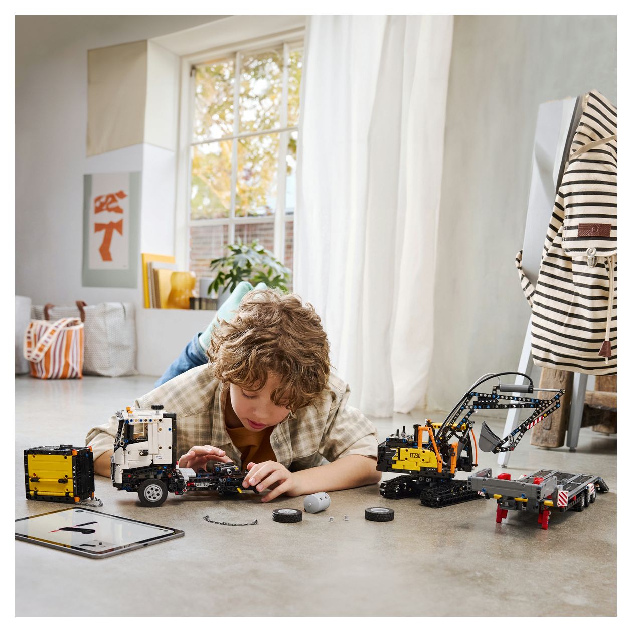 Volvo FMX LKW mit EC230 Electric Raupenbagger 