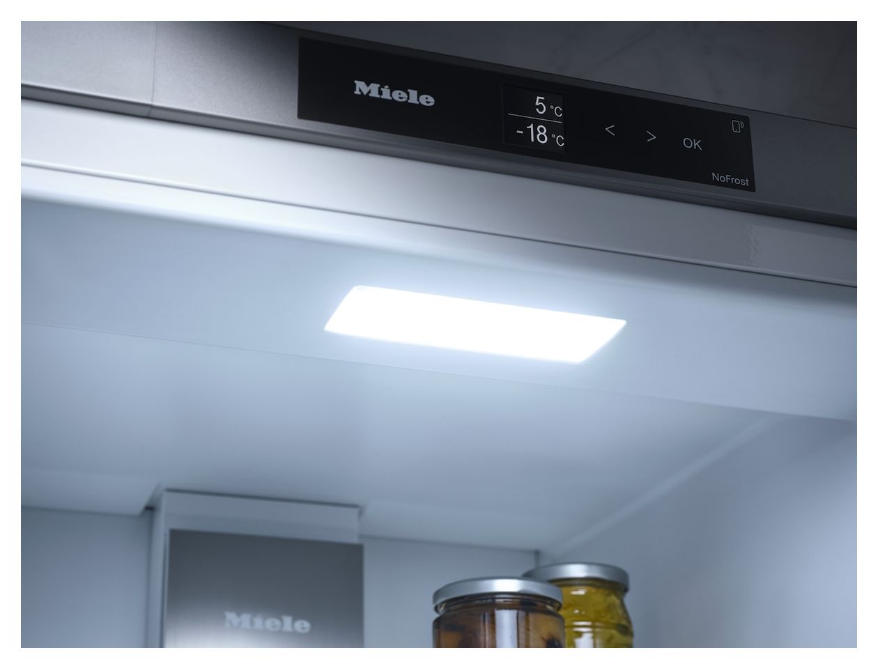 KFN7744C 125 Gala Edition 174 l / 70 l Einbau Kühl-/Gefrierkombination 258,8 kWh 