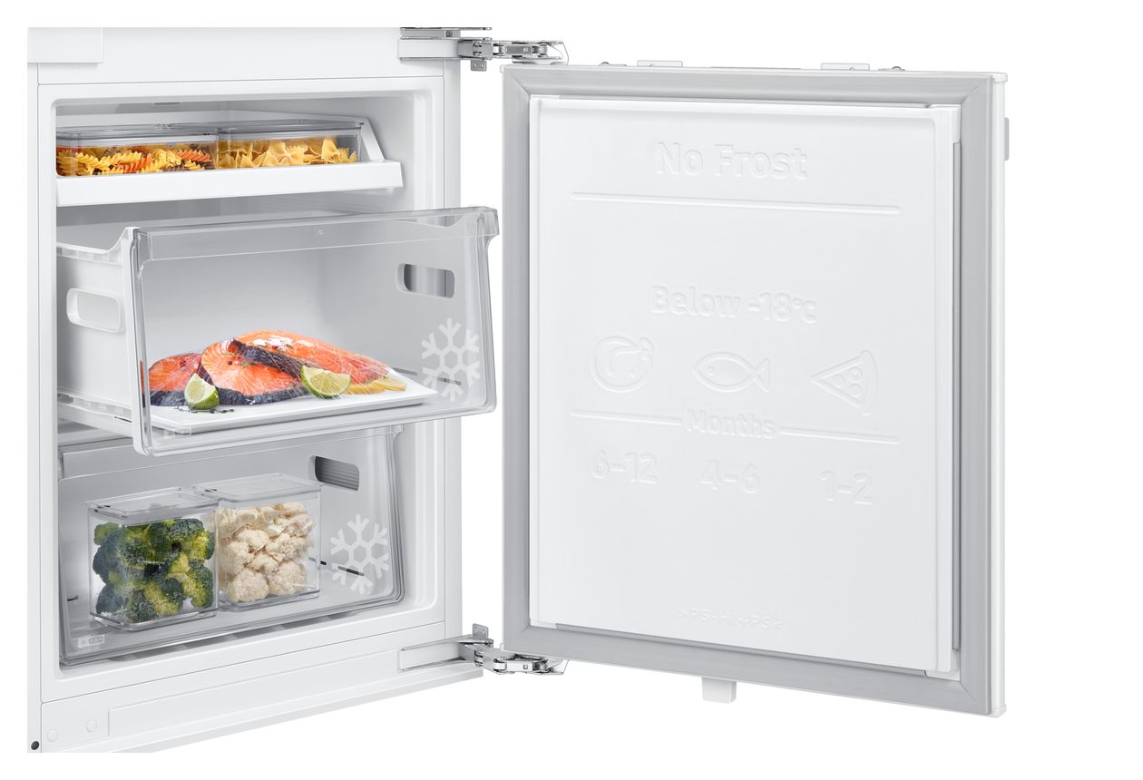 BRB80F30ADF0 223 l / 74 l Einbau Kühl-/Gefrierkombination 183 kWh NoFrost 