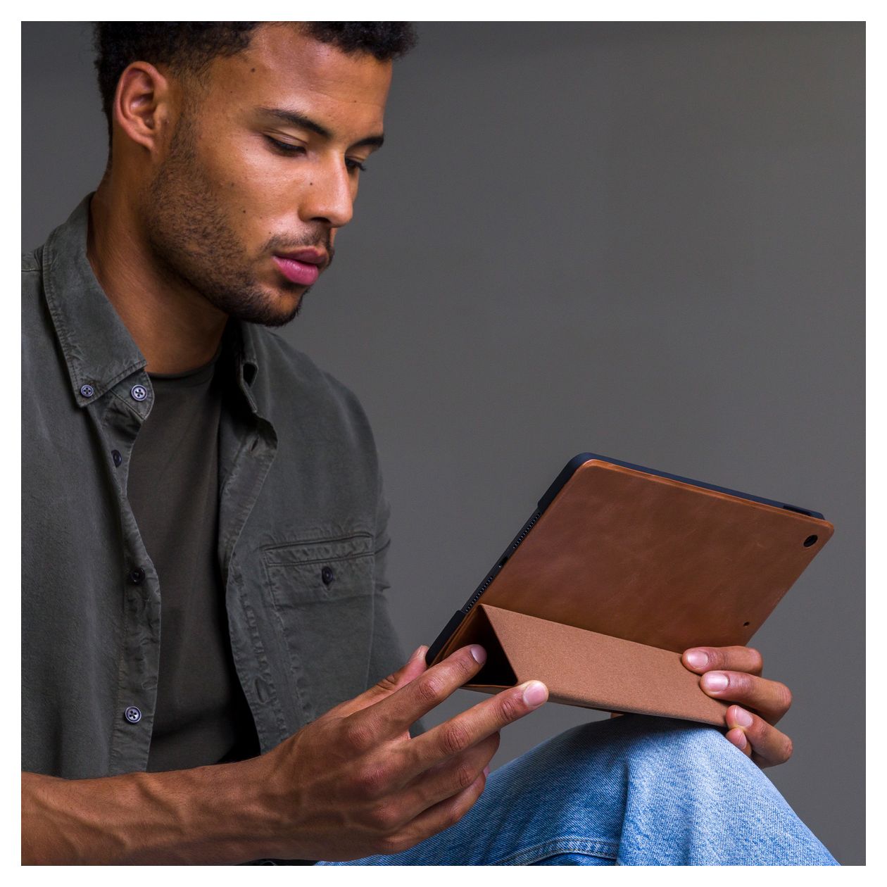 Risskov Folio aus Vollnarbenleder für Apple iPad mini (6th generation) bis 21,1 cm (8.3") Kratzresistent mit Magnetverschluss (Beige) 