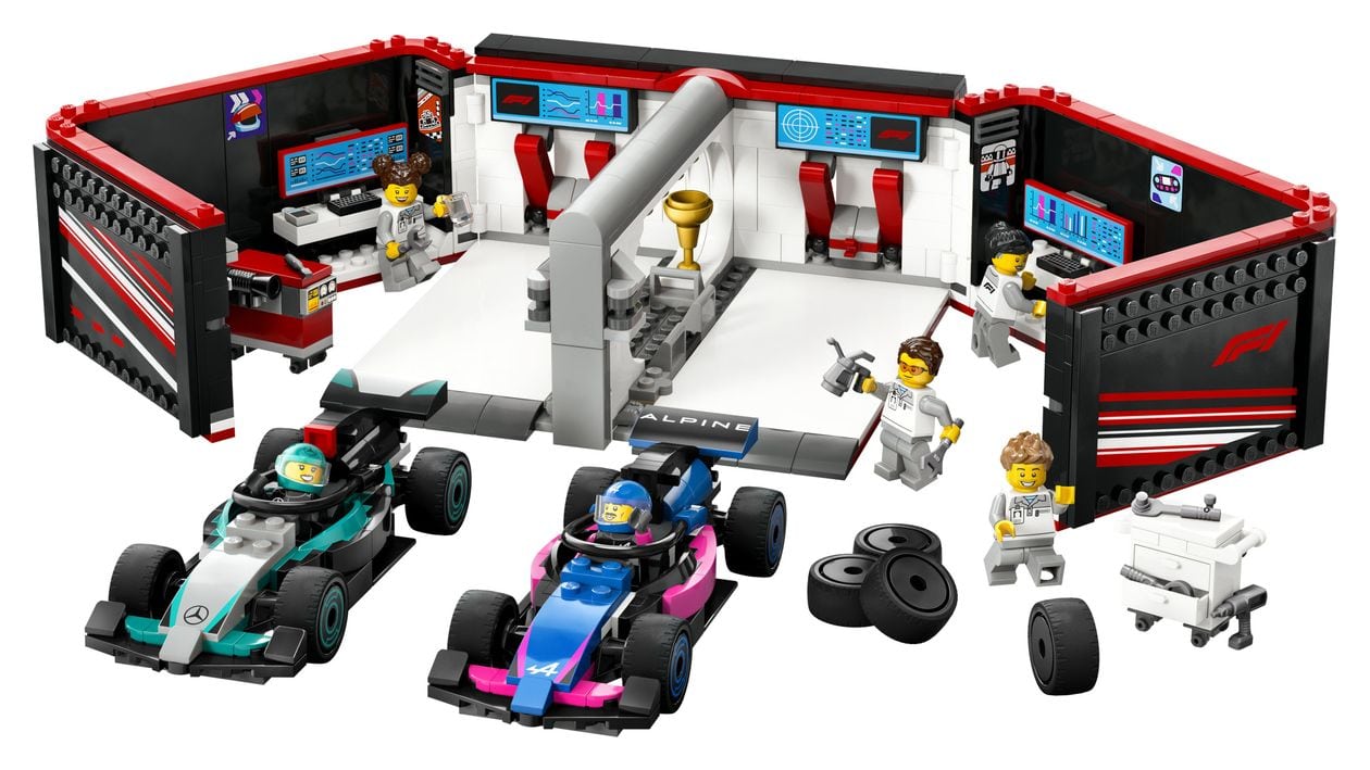 F1® Garage mit Mercedes-AMG & Alpine Rennautos 