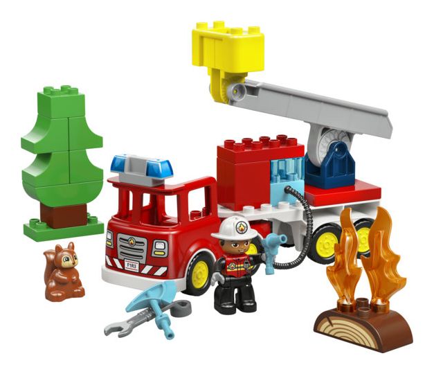 Löschauto mit Schlauch und Feuerwehrmann 