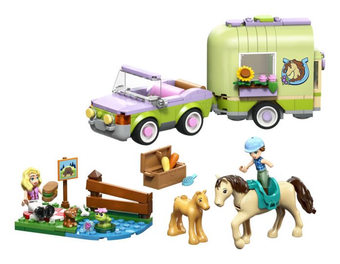 Pferd und Fohlen mit Pferdeanhänger 