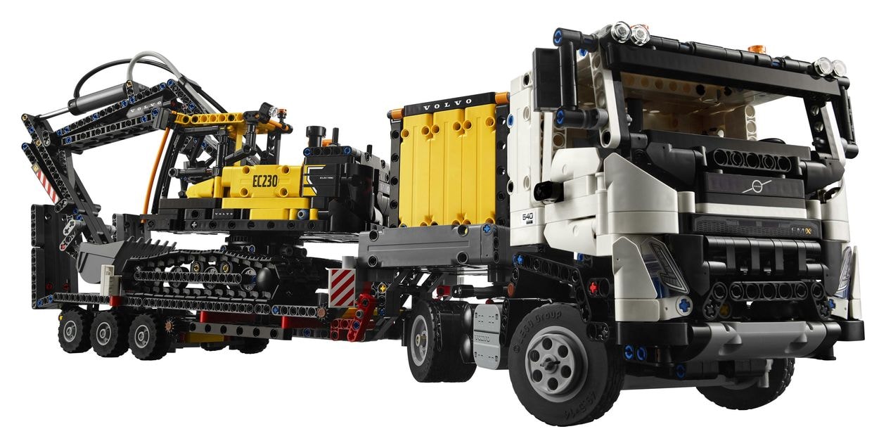 Volvo FMX LKW mit EC230 Electric Raupenbagger 