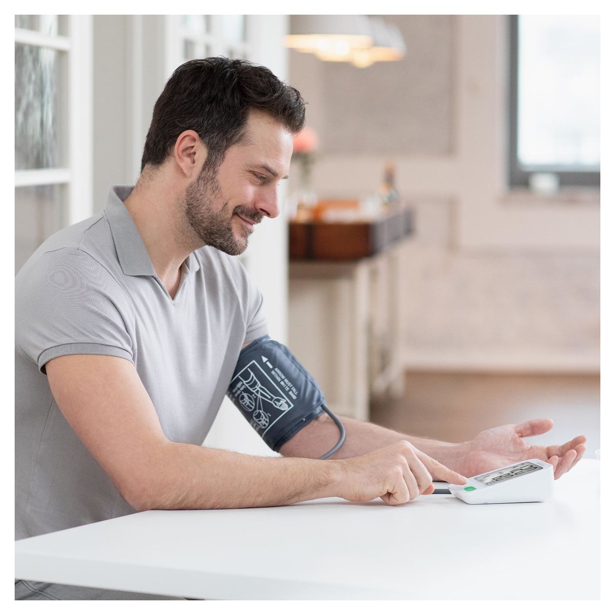 BU586 Oberarm Blutdruckmessgerät 