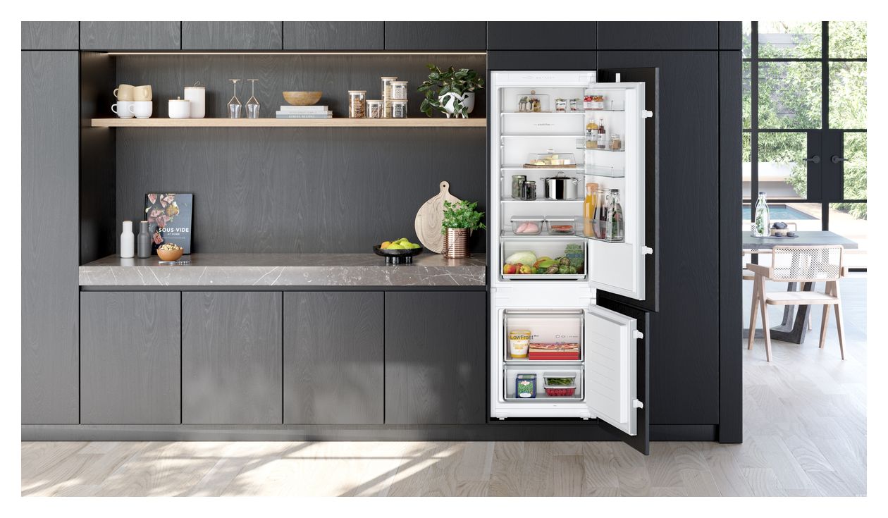iQ100 KI87VNSE0 Schlepptür 200 l / 70 l Einbau Kühl-/Gefrierkombination 216 kWh NoFrost 