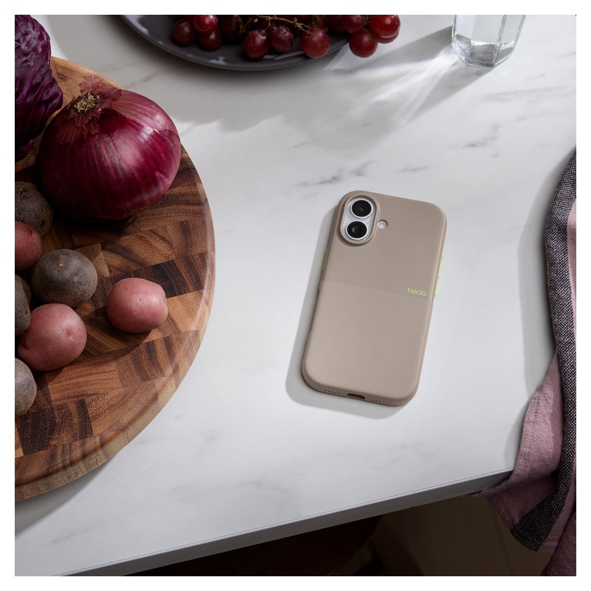 Beats Rugged Case mit MagSafe Cover für Apple iPhone 17  (Grau) 