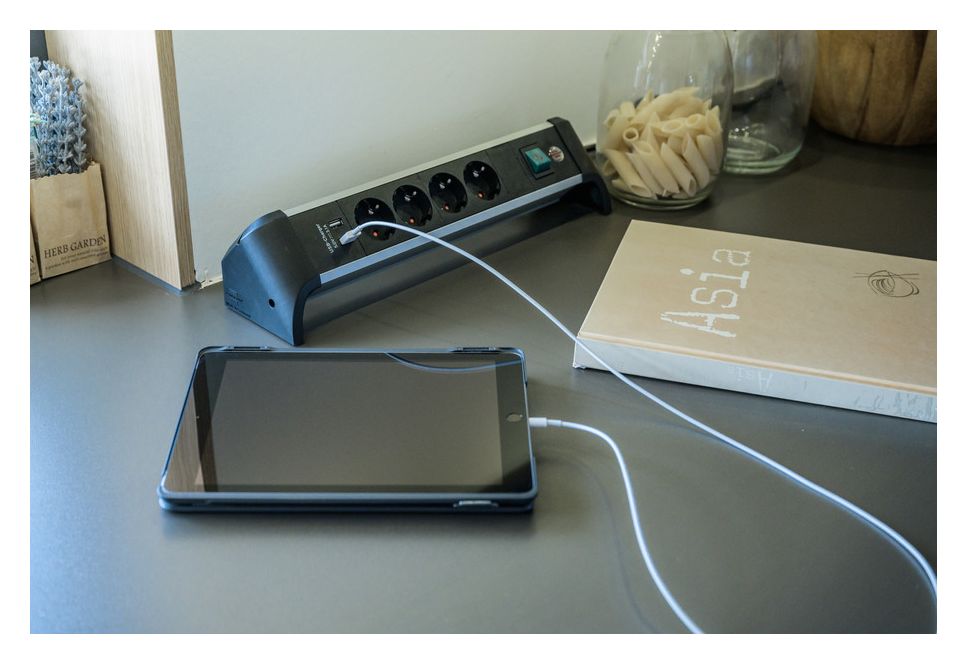 Alu-Office-Line Steckdosenleiste mit USB 4-fach 1,8 m  (Schwarz/Silber) 