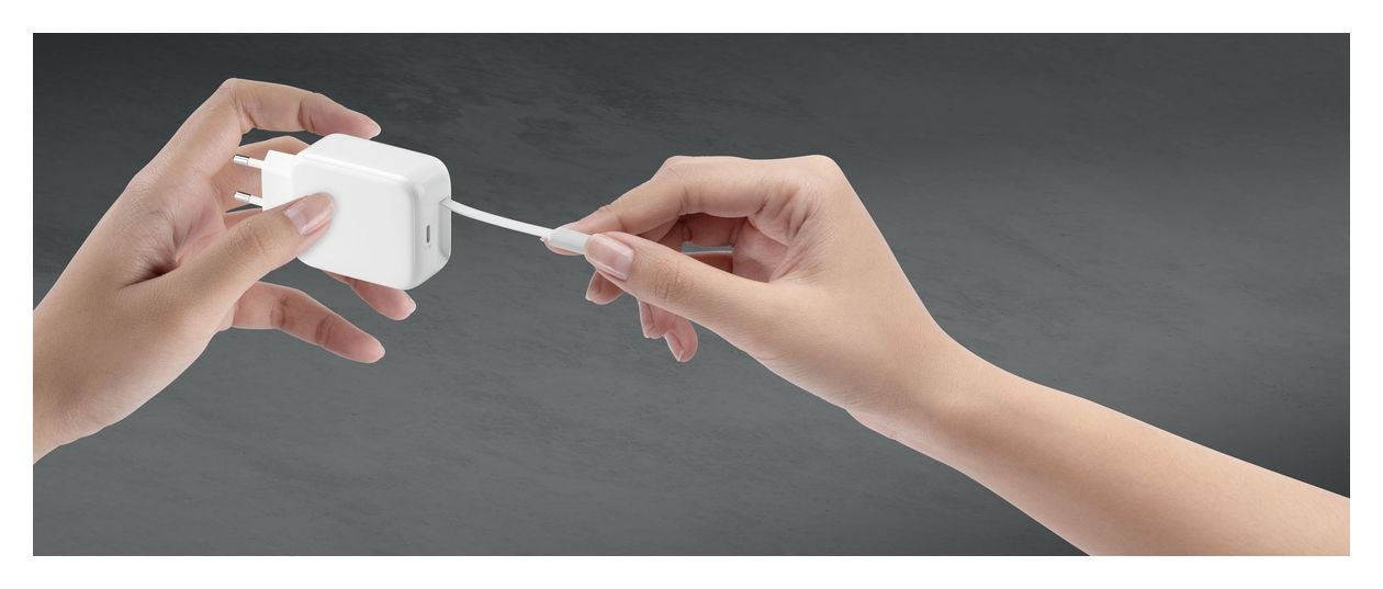 65-W-GAN+-LADEGERÄT MIT AUSZIEHBAREM KABEL UND USB-C-ANSCHLUSS 