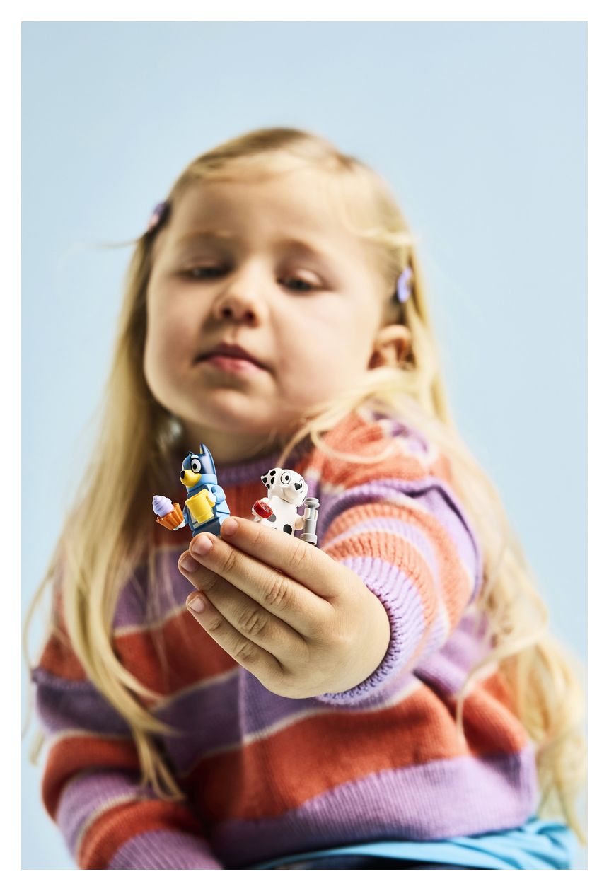 Bluey und Chloe auf dem Spielplatz 
