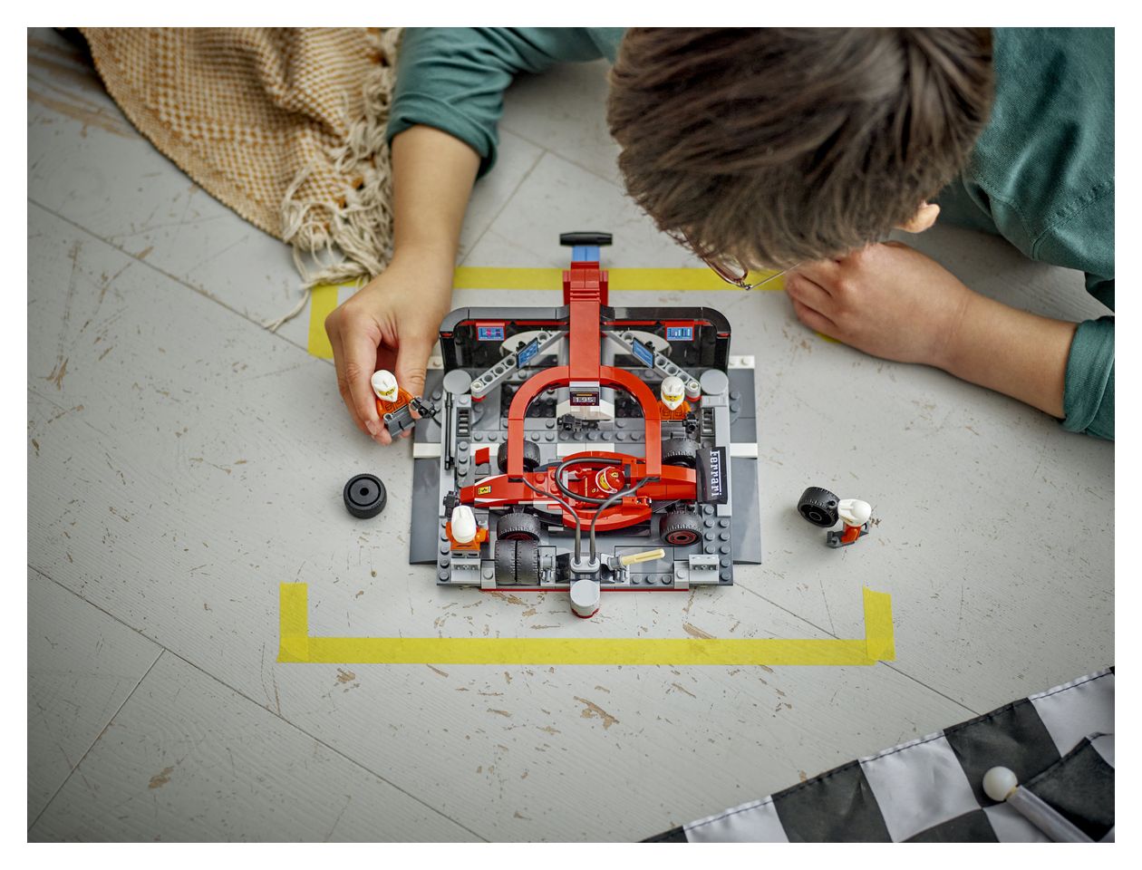 F1® Boxenstopp mit Boxencrew und Ferrari Flitzer 