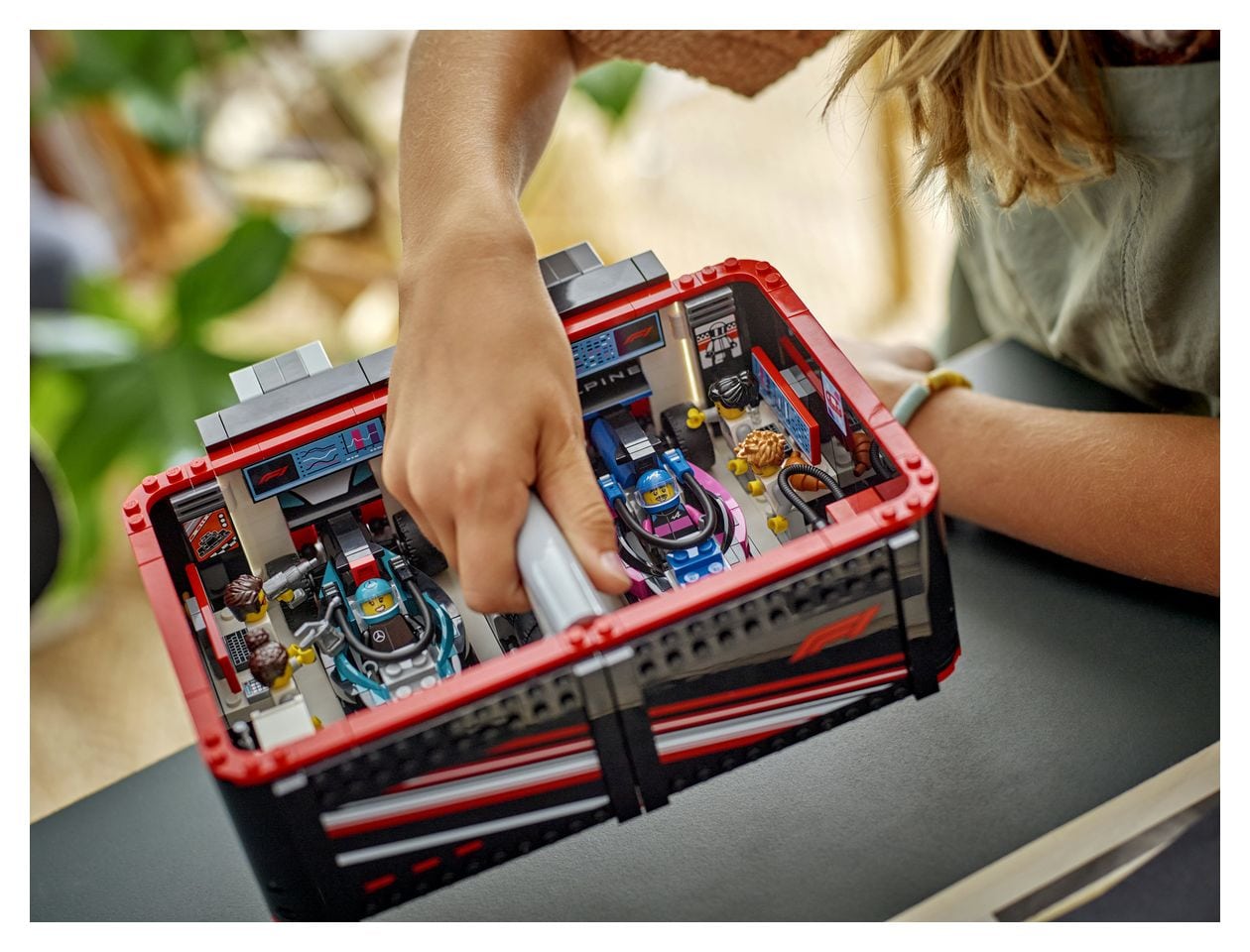 F1® Garage mit Mercedes-AMG & Alpine Rennautos 