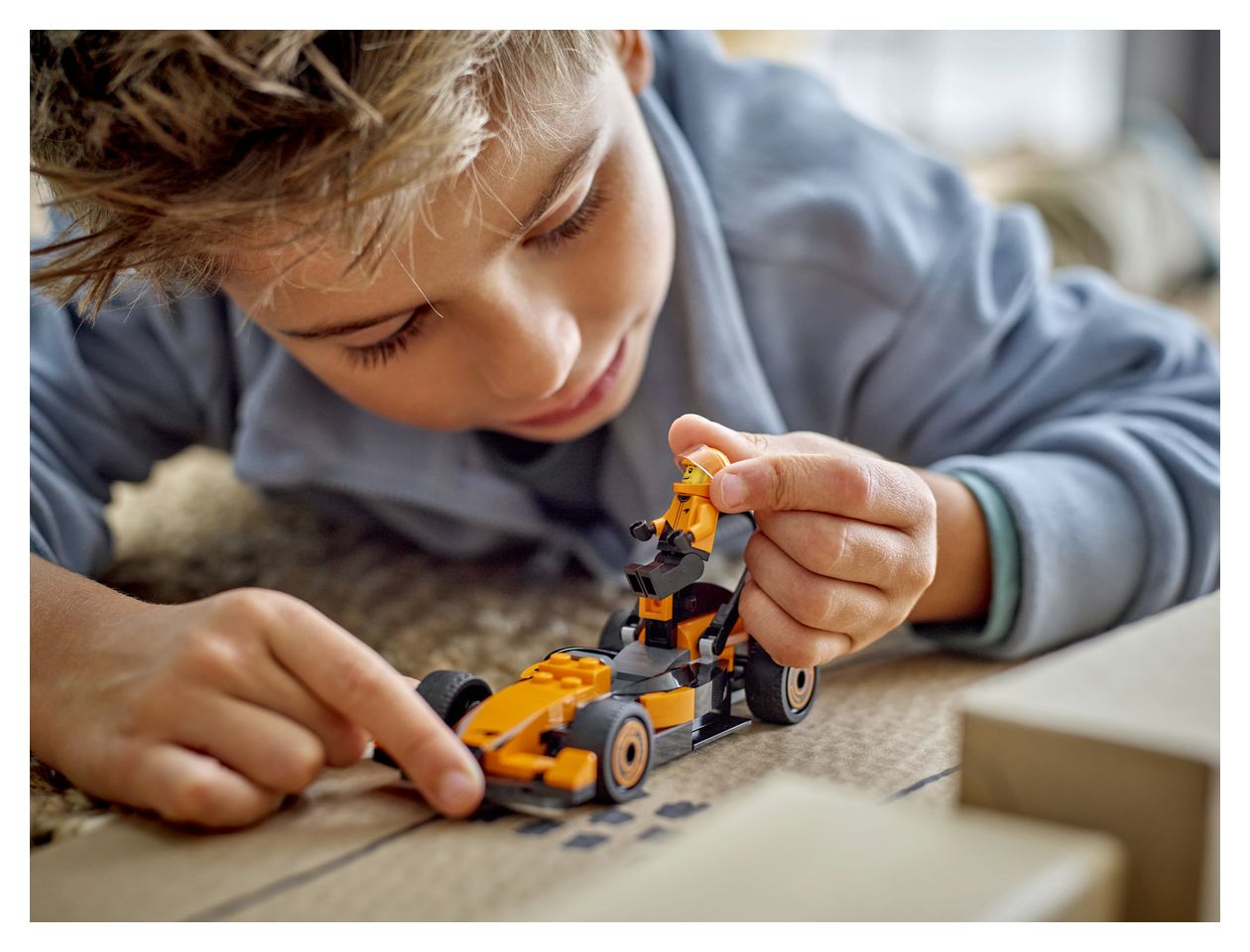 F1® Rennfahrer mit McLaren Rennauto 