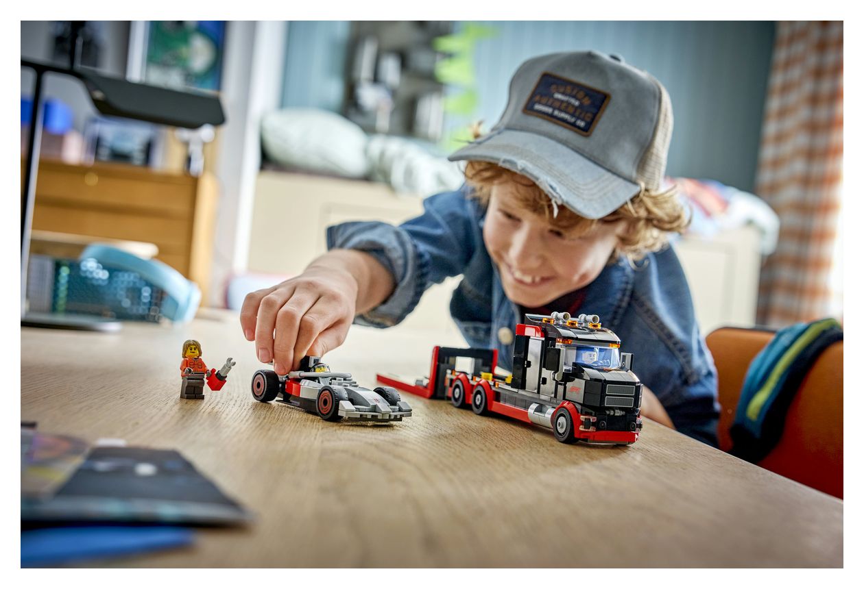 F1® Truck mit Audi F1® Rennwagen 