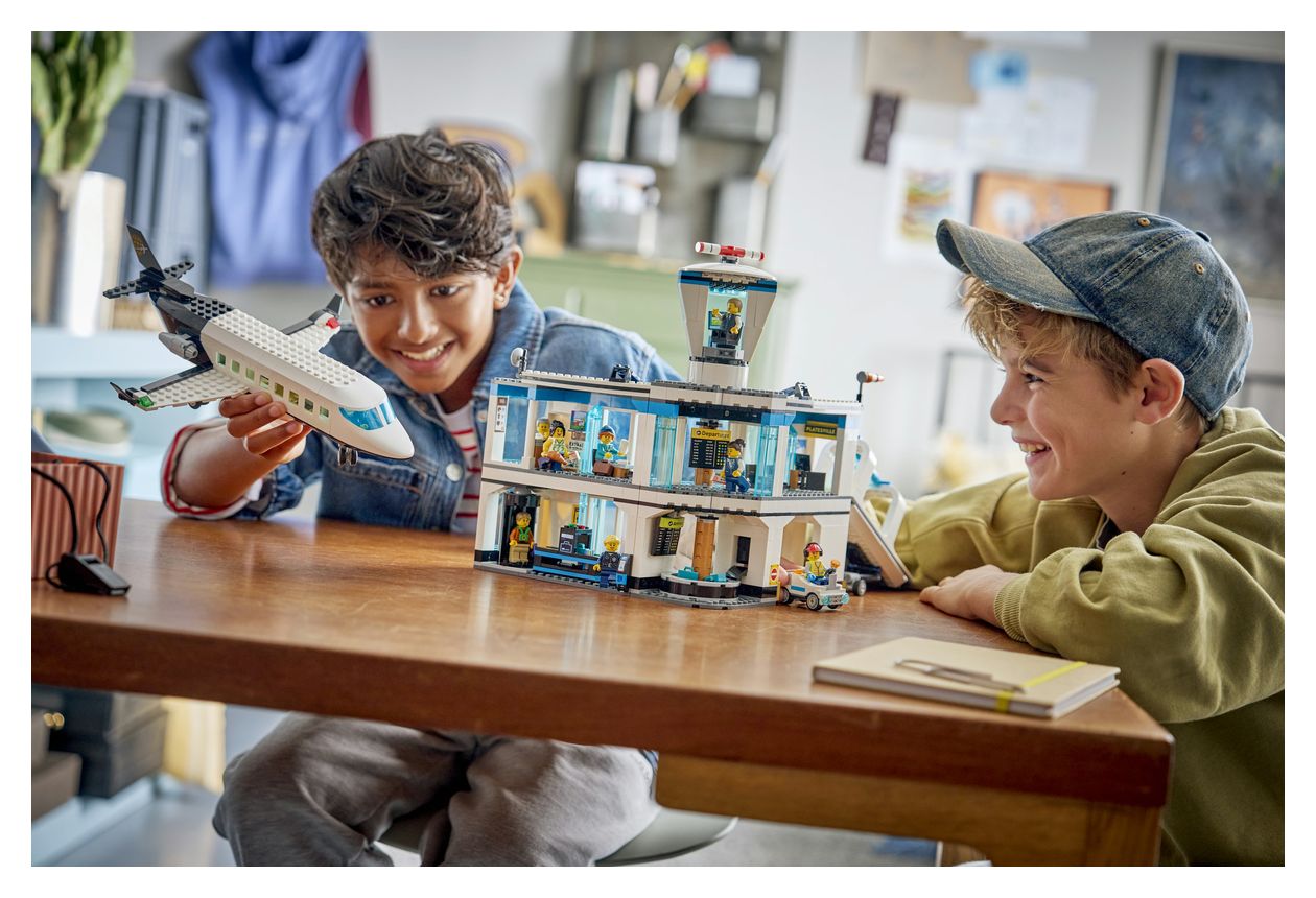 Flughafen mit Flugzeug 