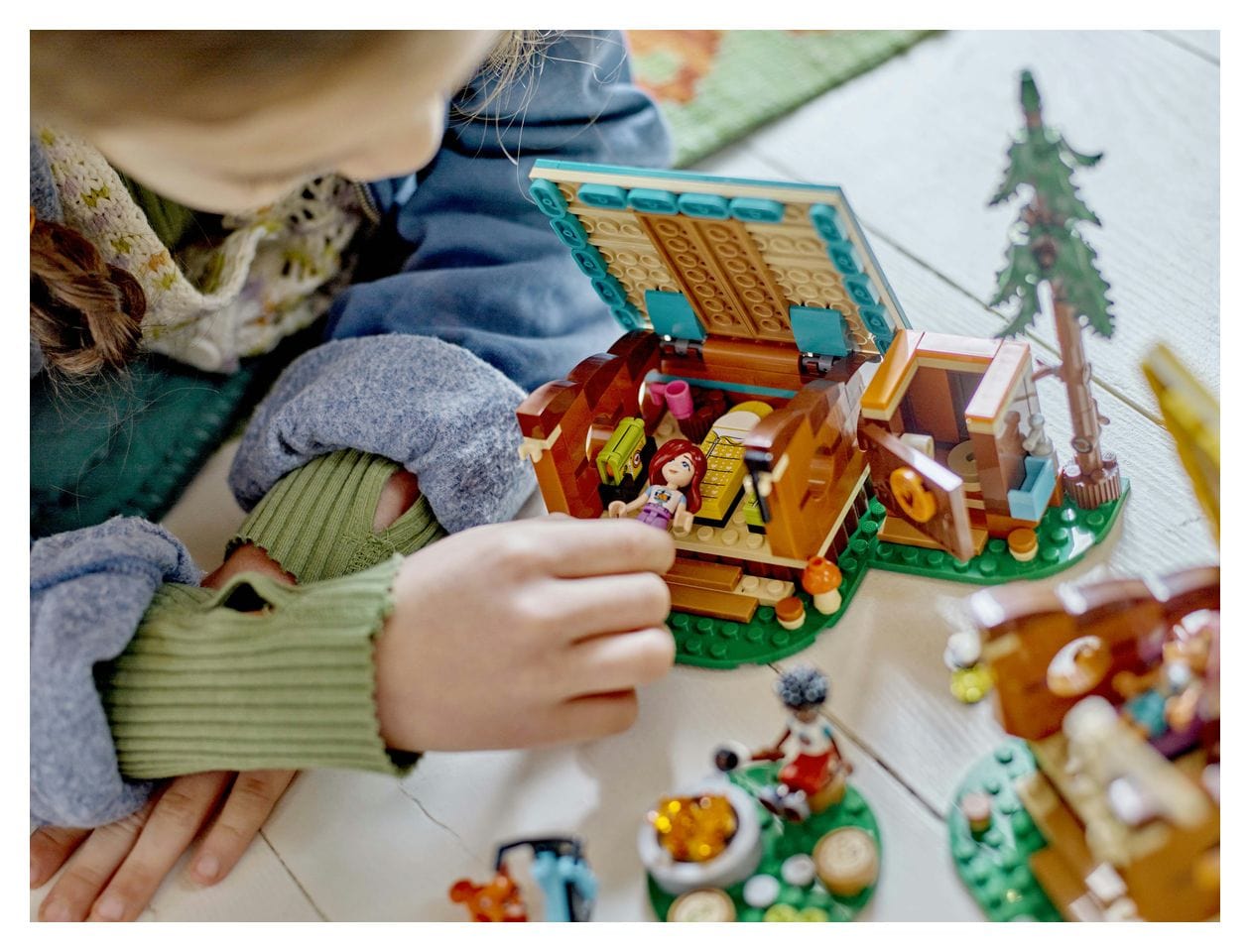 Gemütliche Hütten im Abenteuercamp 