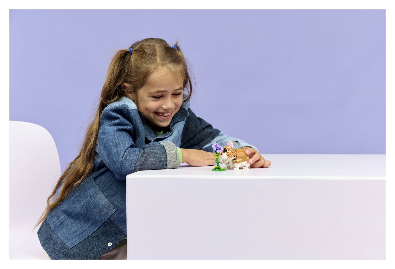 Niedlicher Hamster mit Blume 