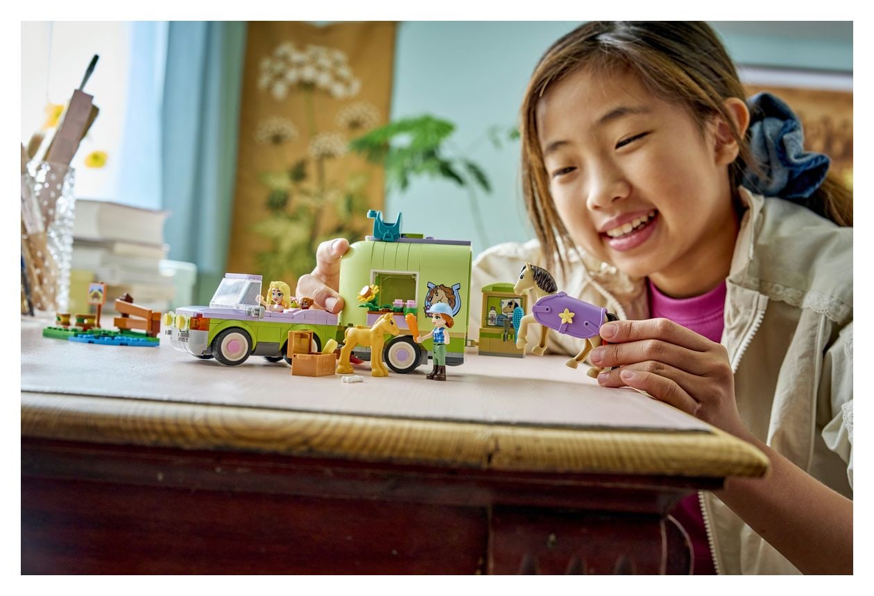 Pferd und Fohlen mit Pferdeanhänger 