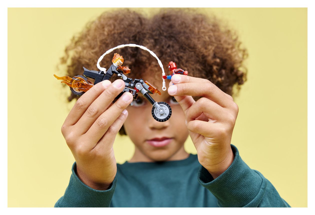 Spider-Man vs. Ghost Rider auf seinem Motorrad 