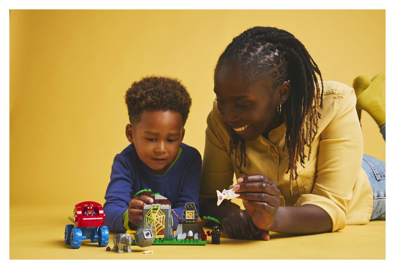 Spideys Team auf Rettungsmission im Dino-Truck 