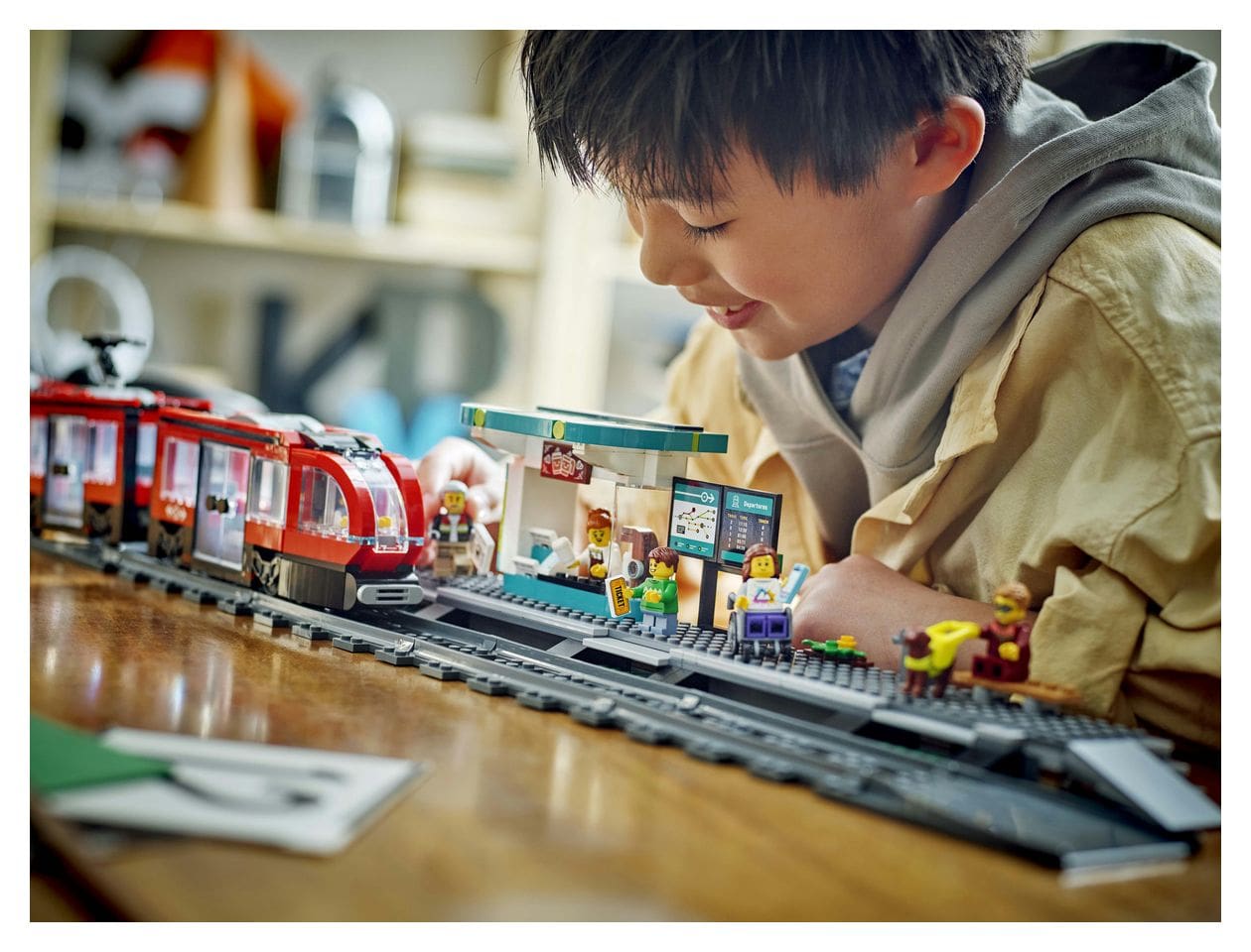 Straßenbahn mit Haltestelle 