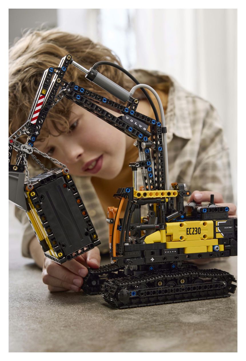 Volvo FMX LKW mit EC230 Electric Raupenbagger 