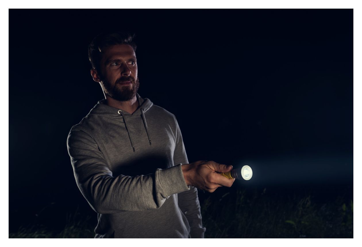 Outdoor Sports F20 Taschenlampe 2AA LED-Taschenlampe 235 Lumen 160m Leuchtweite max 30 Std. 