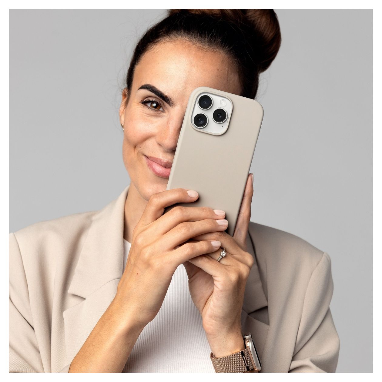 Soft Silicone Case Cover für Apple iPhone 16 Pro Max  (Cremefarben) 