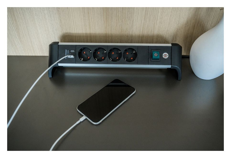 Alu-Office-Line Steckdosenleiste mit USB 4-fach 1,8 m  (Schwarz/Silber) 