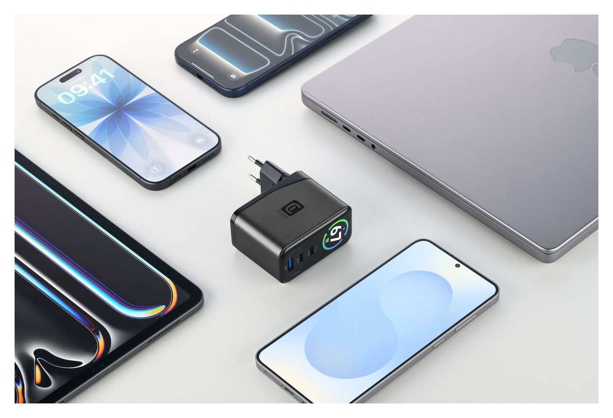 PowerView IQ ACH 67W 67W Netzladegerät mit smartem TFT-Display, klappbarem Stecker und GaN+ Technologie. Ausgestattet mit 2 USB-C-Ports und 1 USB-A-Port für gleichzeitiges Laden. 