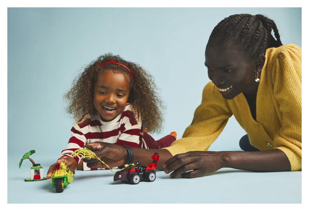 Actionspaß mit Spin und Electro in ihren Dino-Flitzern 