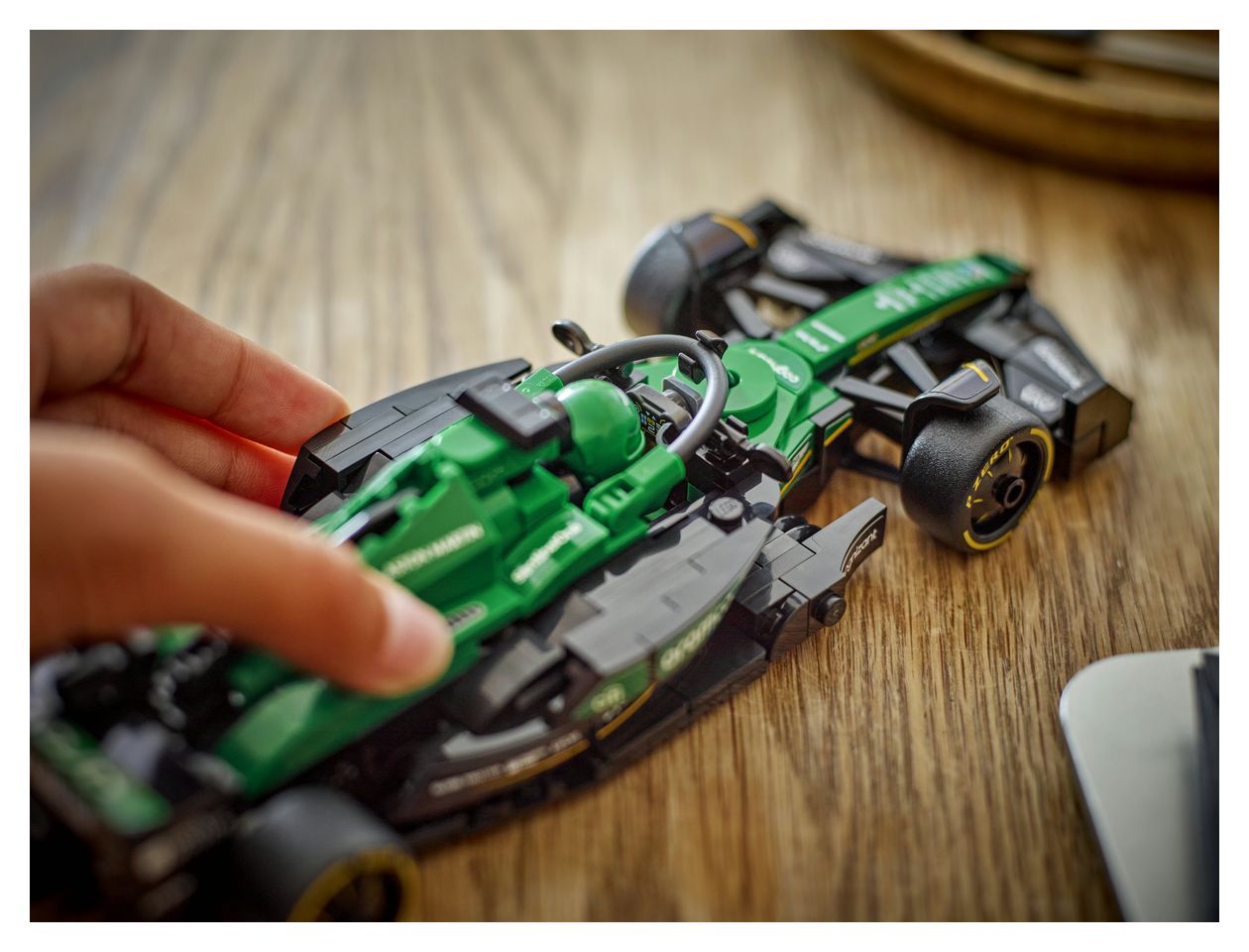 Aston Martin Aramco F1® AMR24 Rennauto 