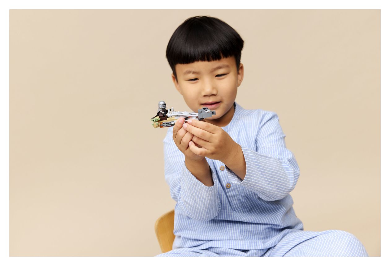 Der Mandalorianer und Grogu auf ihrem Speeder Bike™ 