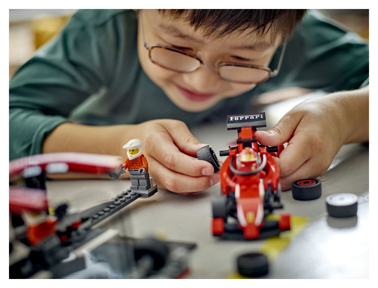 F1® Boxenstopp mit Boxencrew und Ferrari Flitzer 