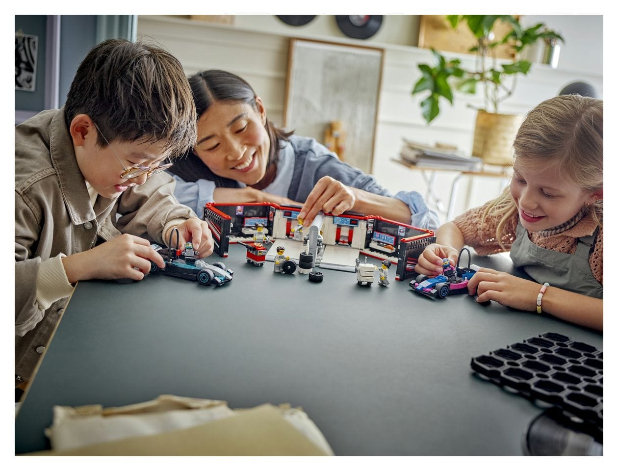 F1® Garage mit Mercedes-AMG & Alpine Rennautos 