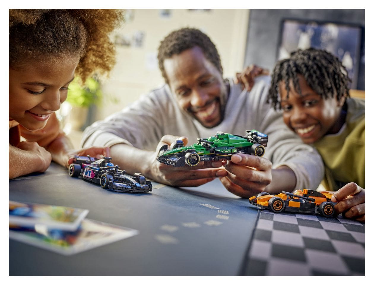 F1® Rennfahrer mit McLaren Rennauto 