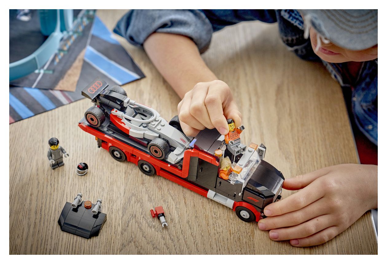 F1® Truck mit Audi F1® Rennwagen 