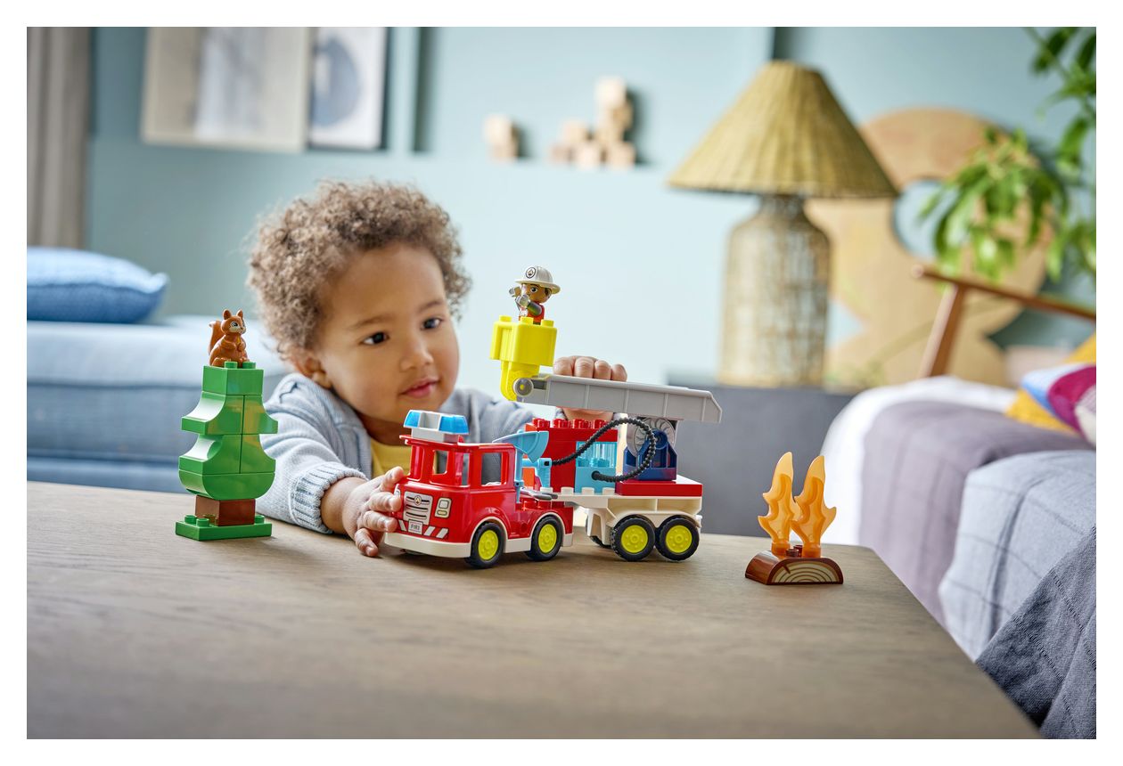 Löschauto mit Schlauch und Feuerwehrmann 