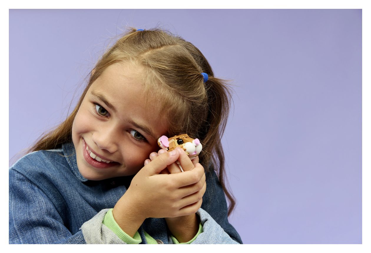 Niedlicher Hamster mit Blume 