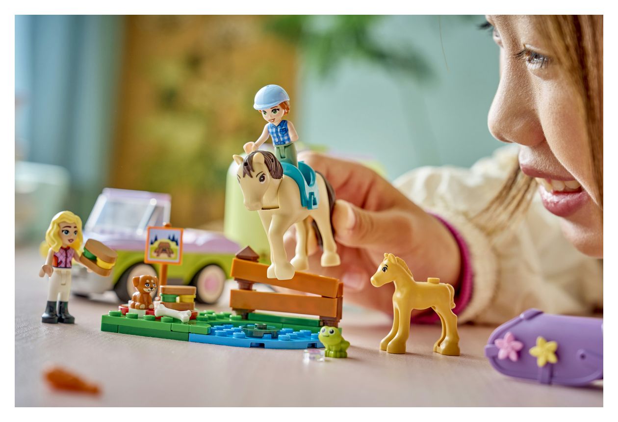 Pferd und Fohlen mit Pferdeanhänger 