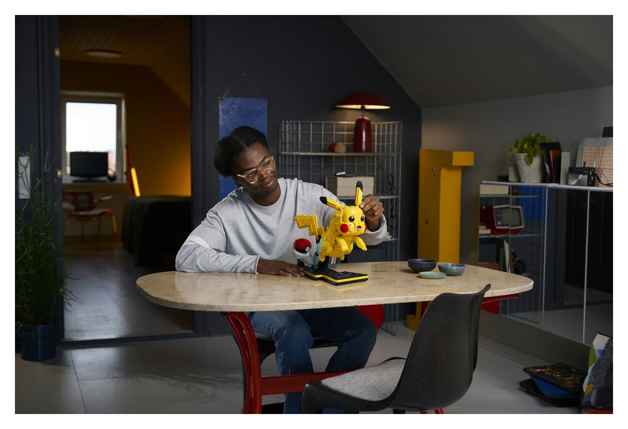 Pikachu und Pokéball 