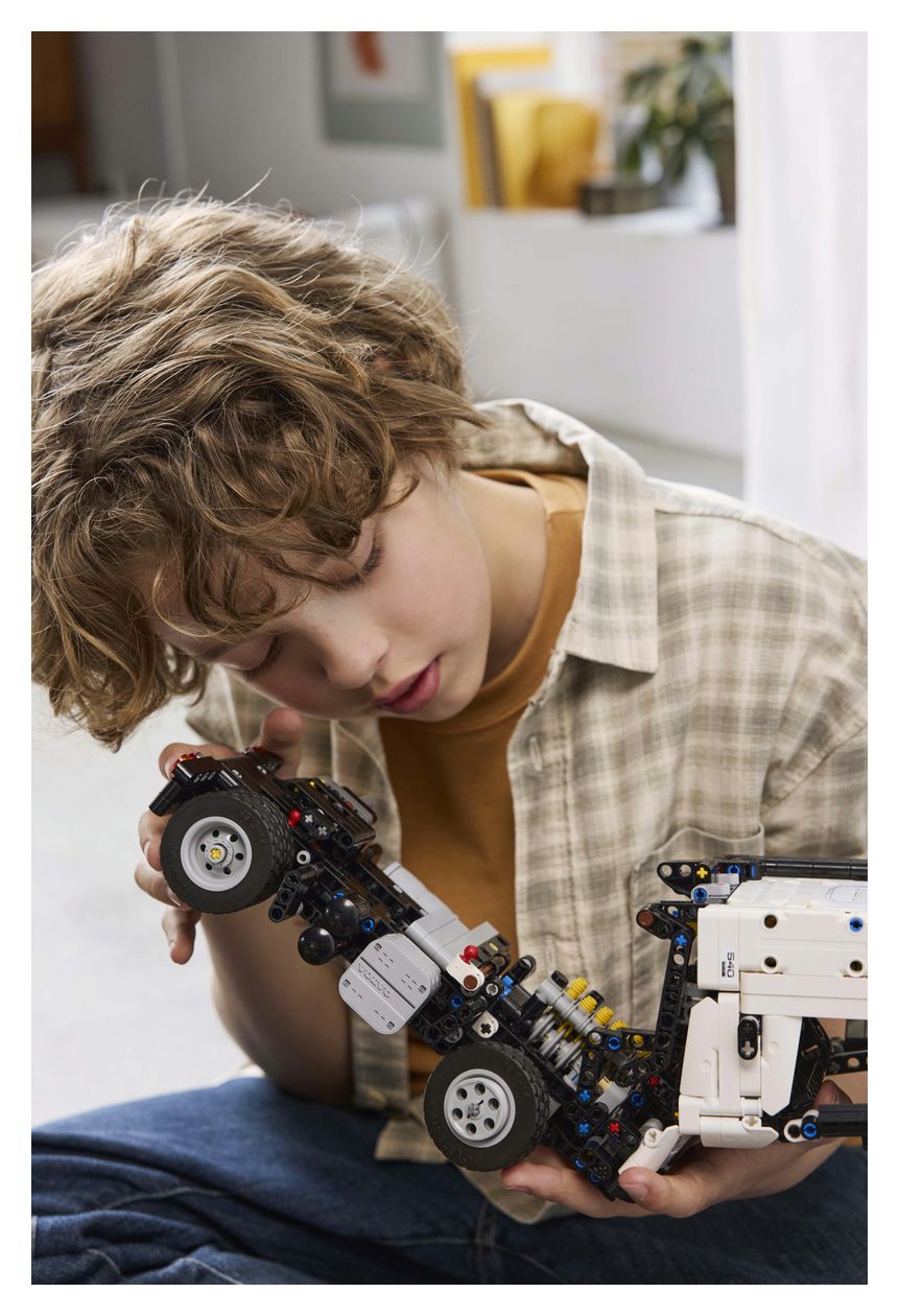 Volvo FMX LKW mit EC230 Electric Raupenbagger 