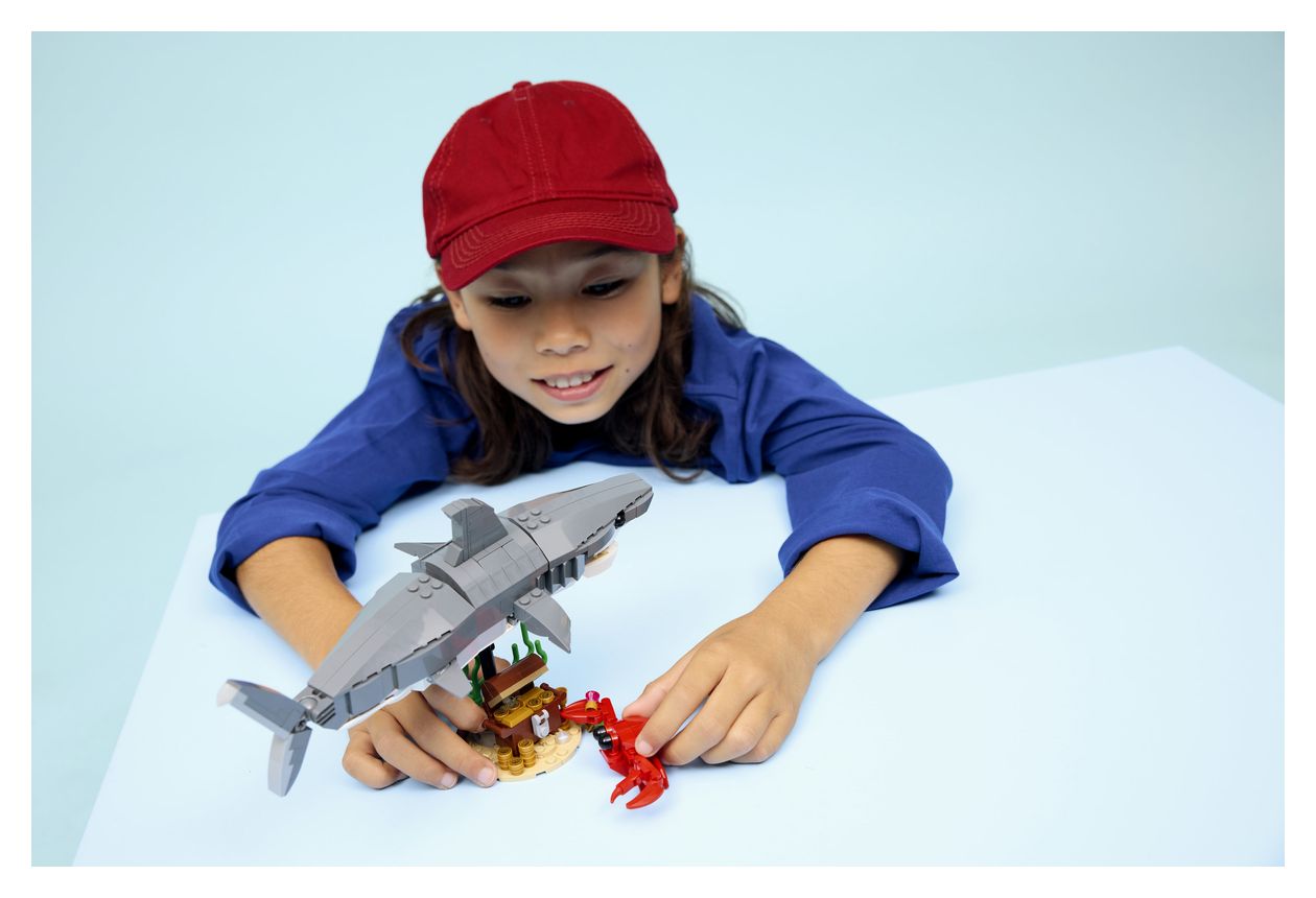 Wilder Hai mit Schatztruhe 