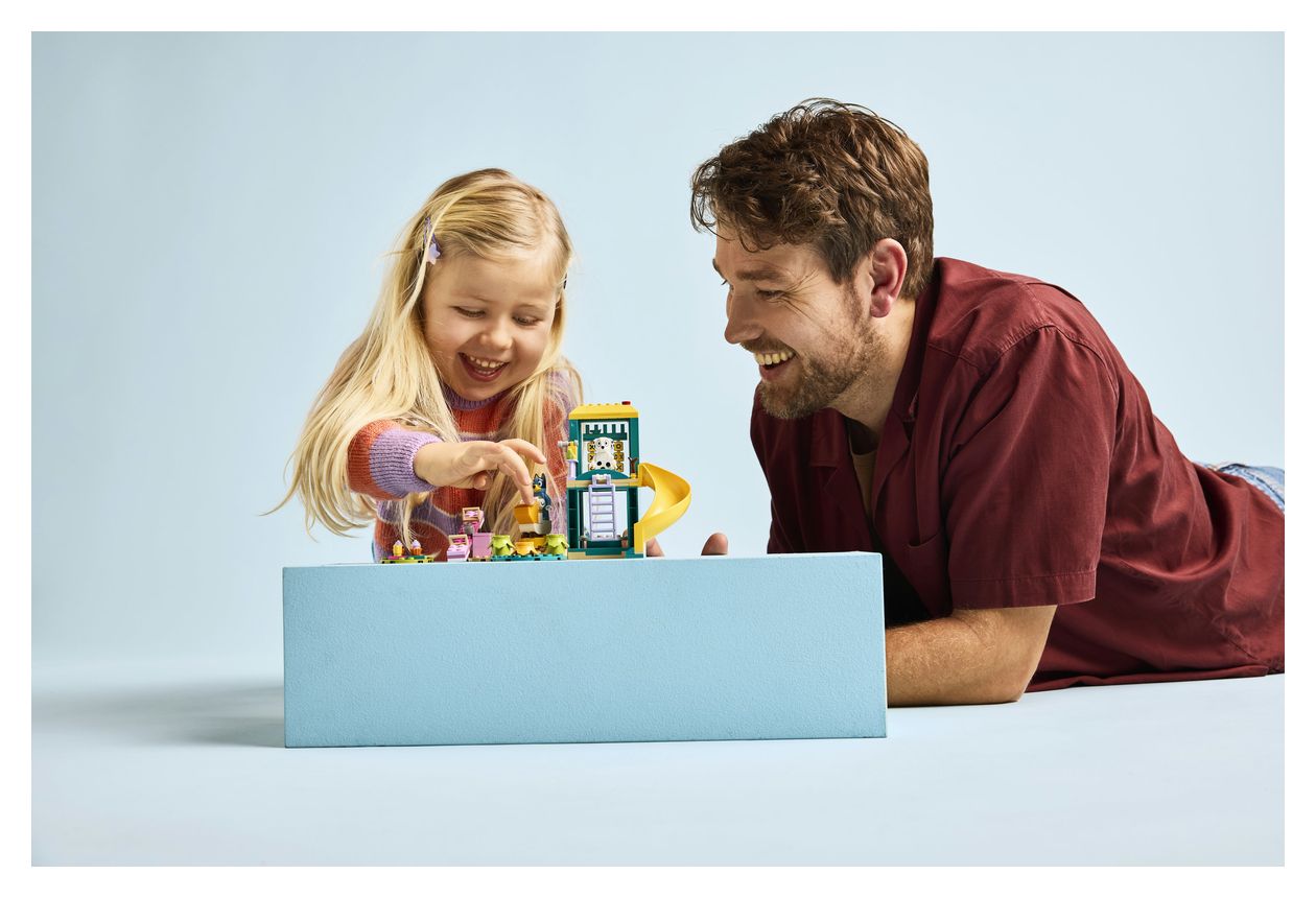 Bluey und Chloe auf dem Spielplatz 