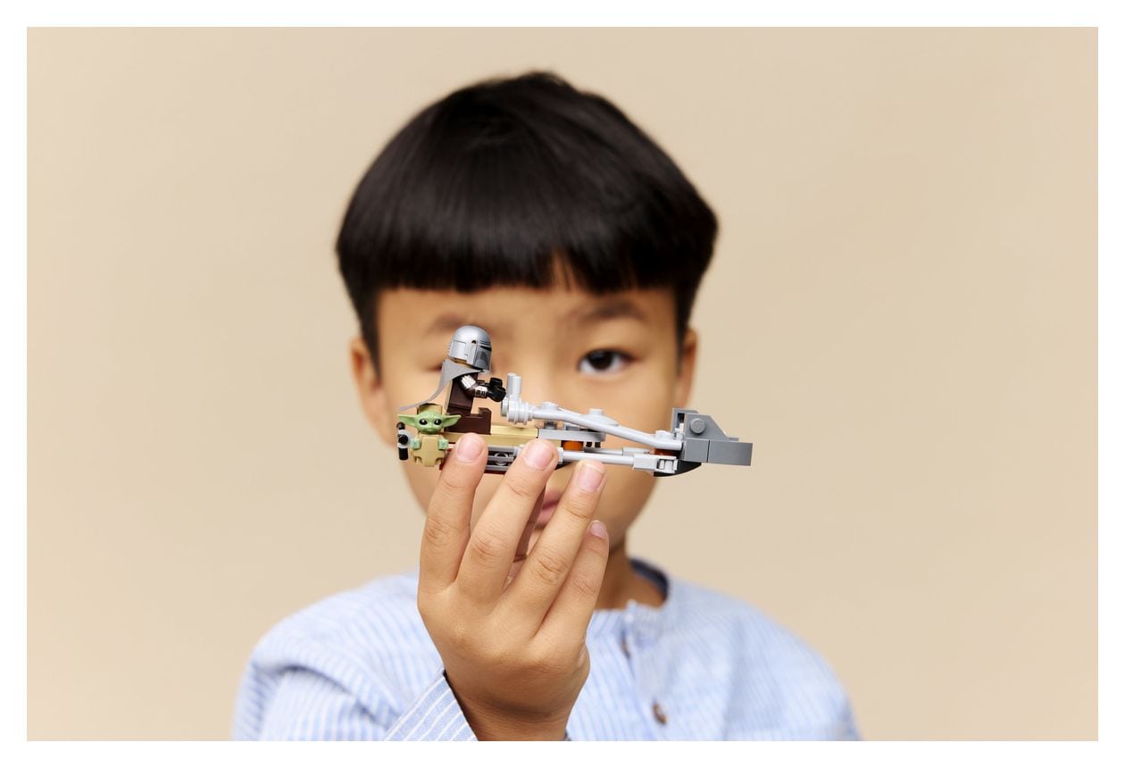 Der Mandalorianer und Grogu auf ihrem Speeder Bike™ 