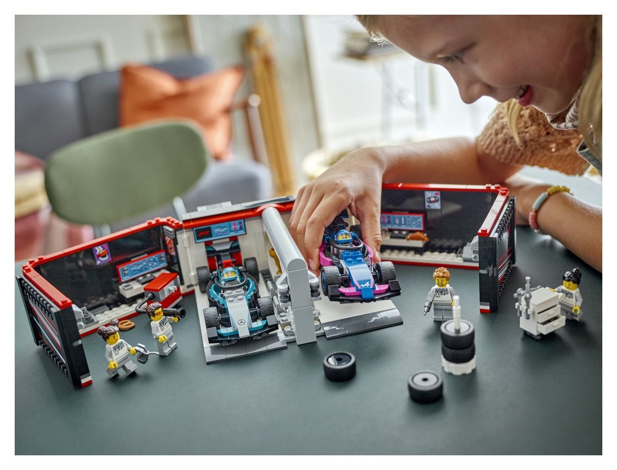 F1® Garage mit Mercedes-AMG & Alpine Rennautos 