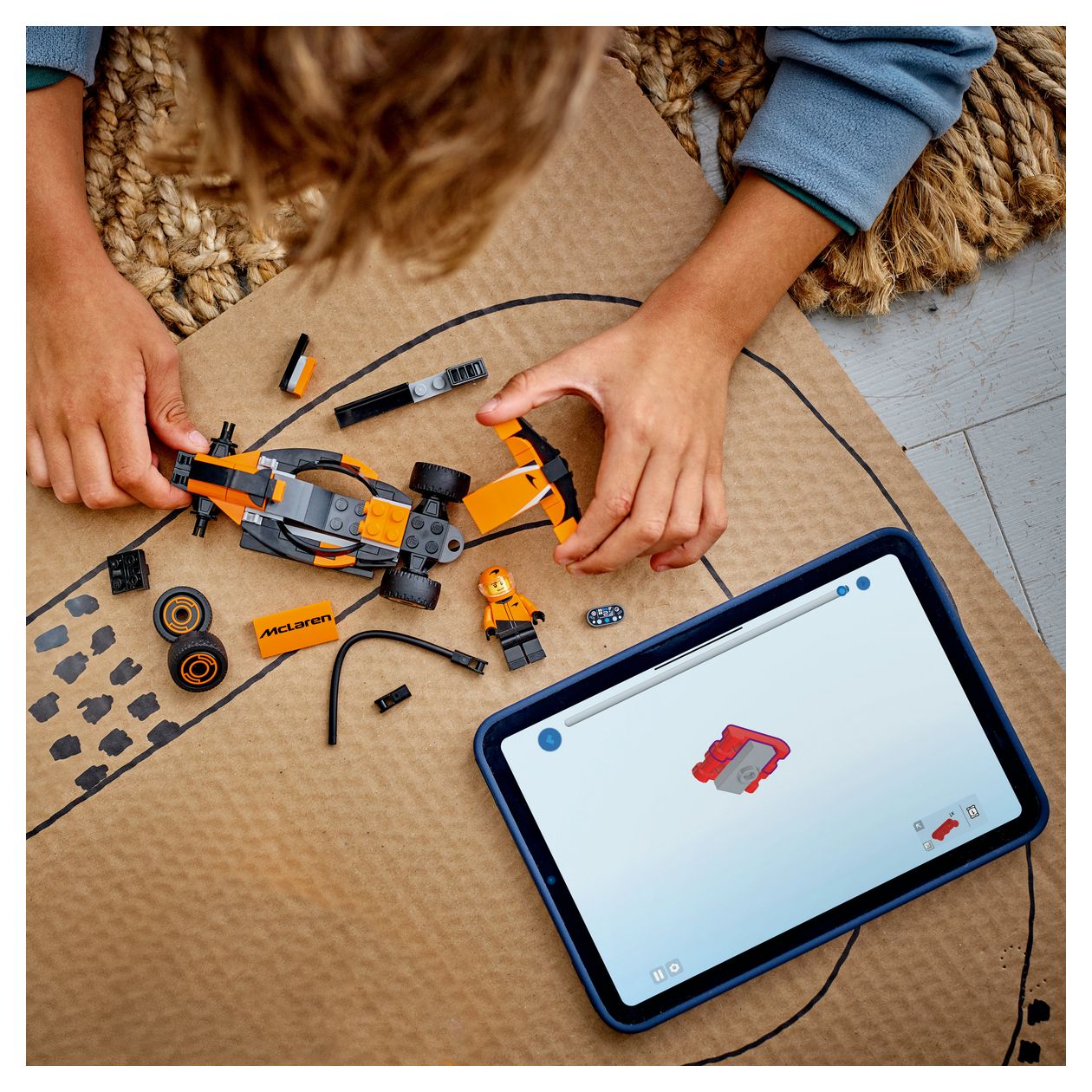 F1® Rennfahrer mit McLaren Rennauto 