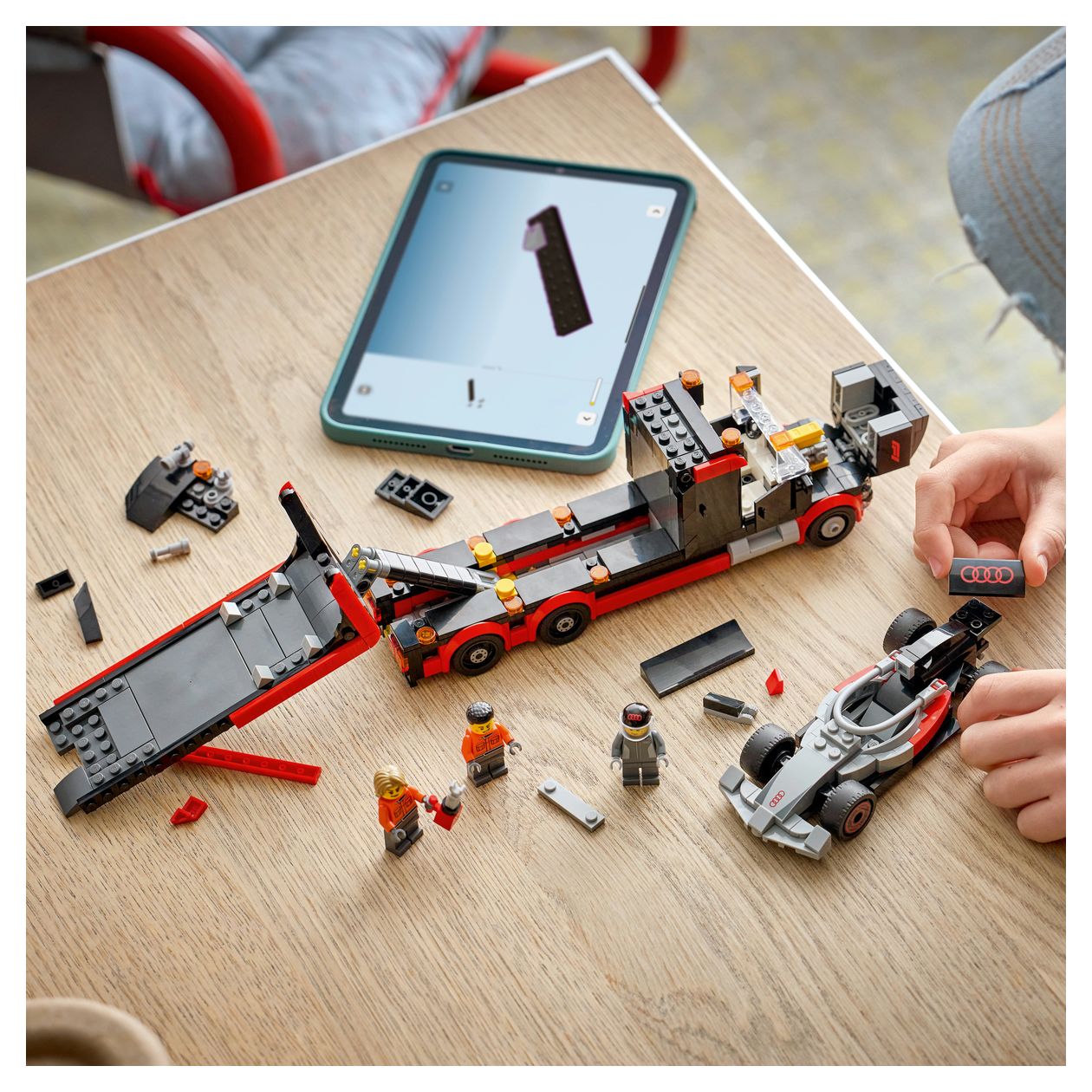 F1® Truck mit Audi F1® Rennwagen 