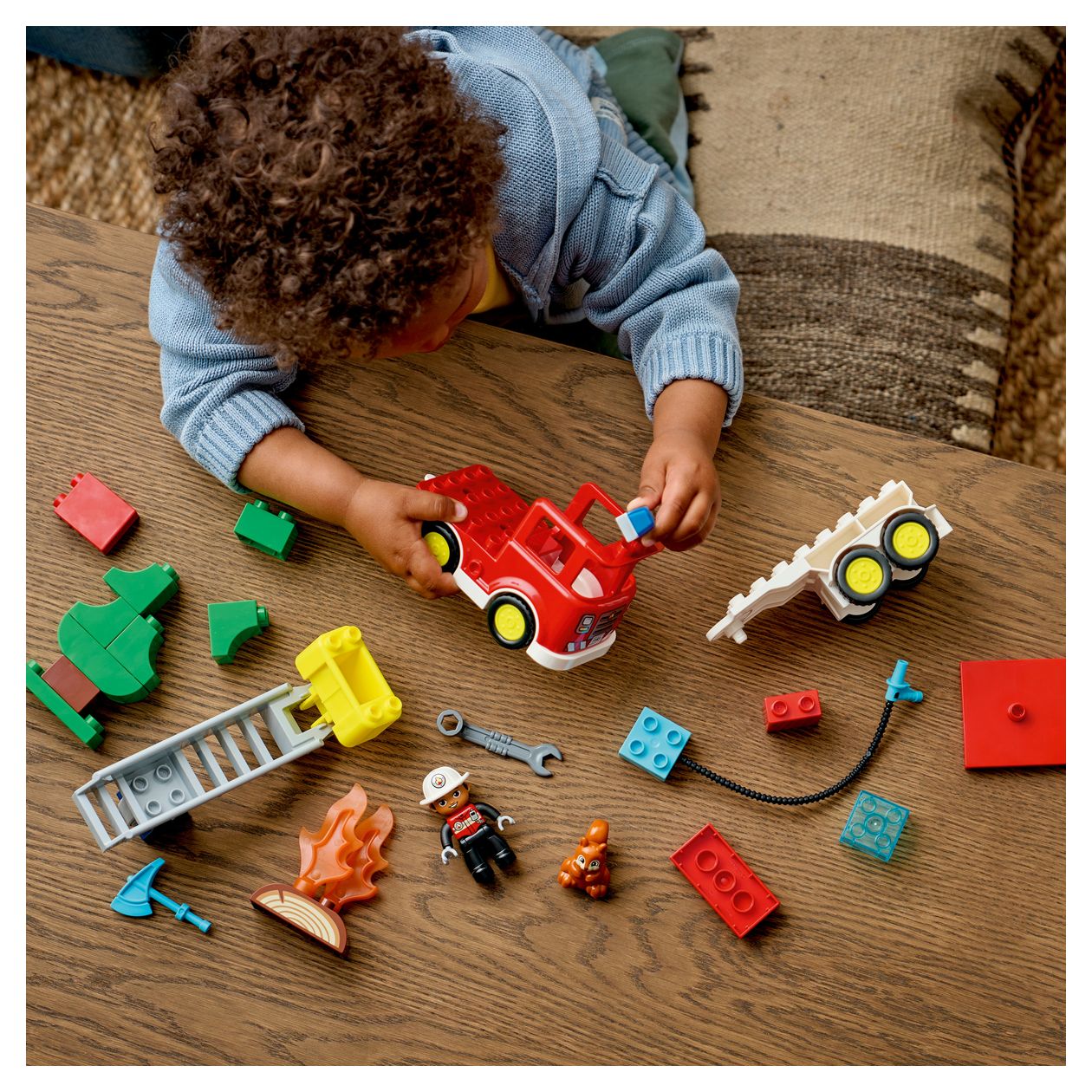 Löschauto mit Schlauch und Feuerwehrmann 